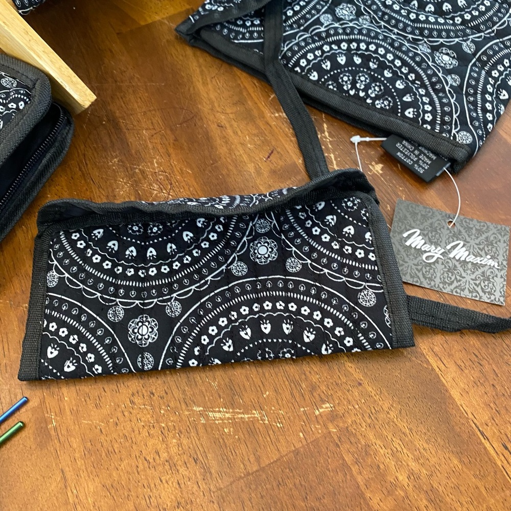 Black medallion pattern knitting caddy and needle/hook cases - Picture 6 of 9